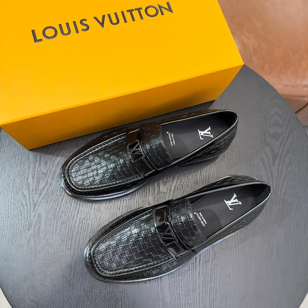 [L Home] P: 820💰 Size: 39-44 (customized at 38.45) Original Lv official website men's casual leather shoes, top-quality original replica, - Upper: 🔝cowhide weaving technology, Nappa cowhide, shoe body sewn with brand logo - Inner: cowhide, foot pad; water-dyed cowhide - Outsole: TPR·rubber foam; two-color molded outsole -Ultra-high quality control and fine workmanship: highlight (high-end, extravagance, class)